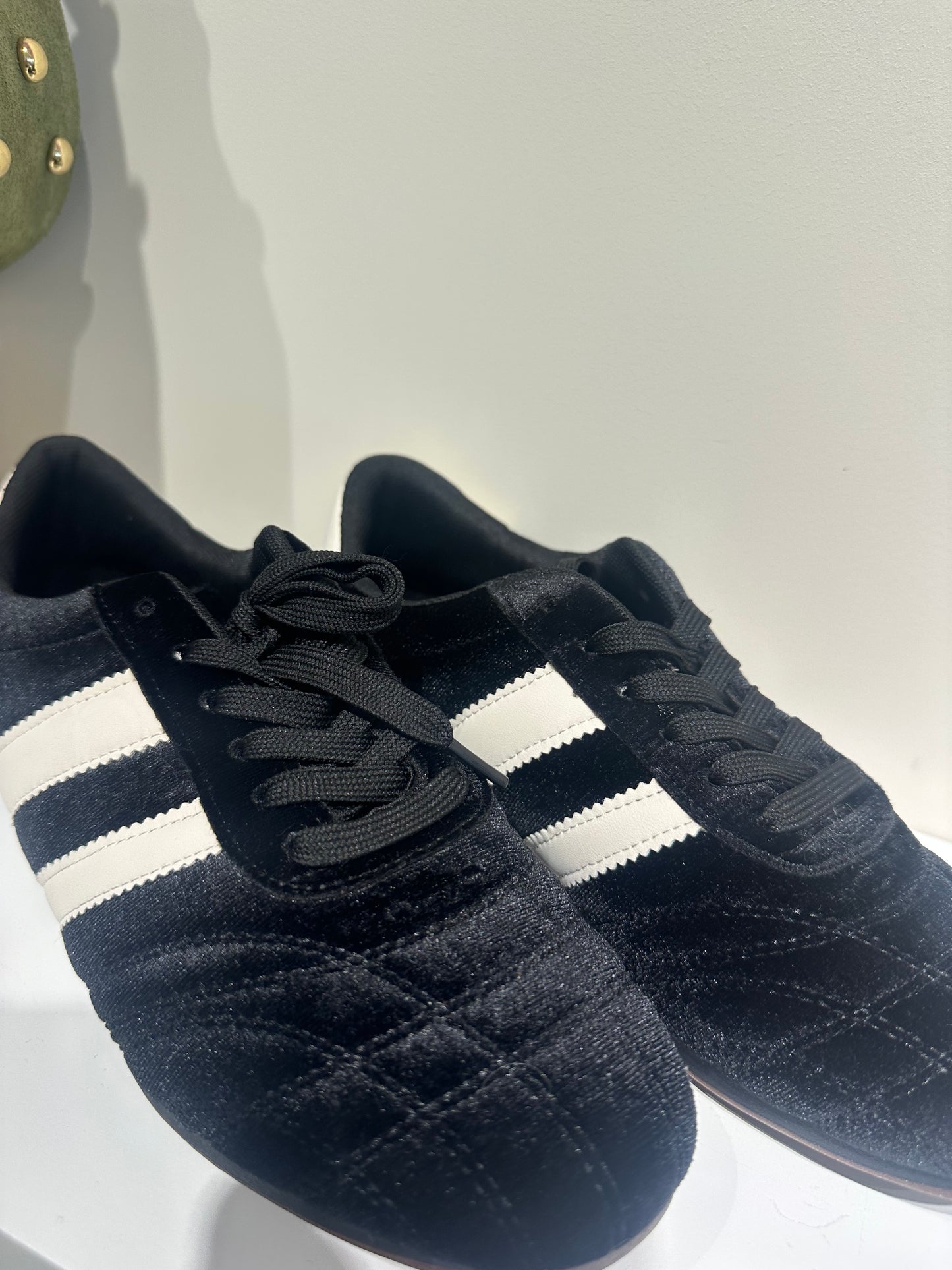 Stripe sneakers black