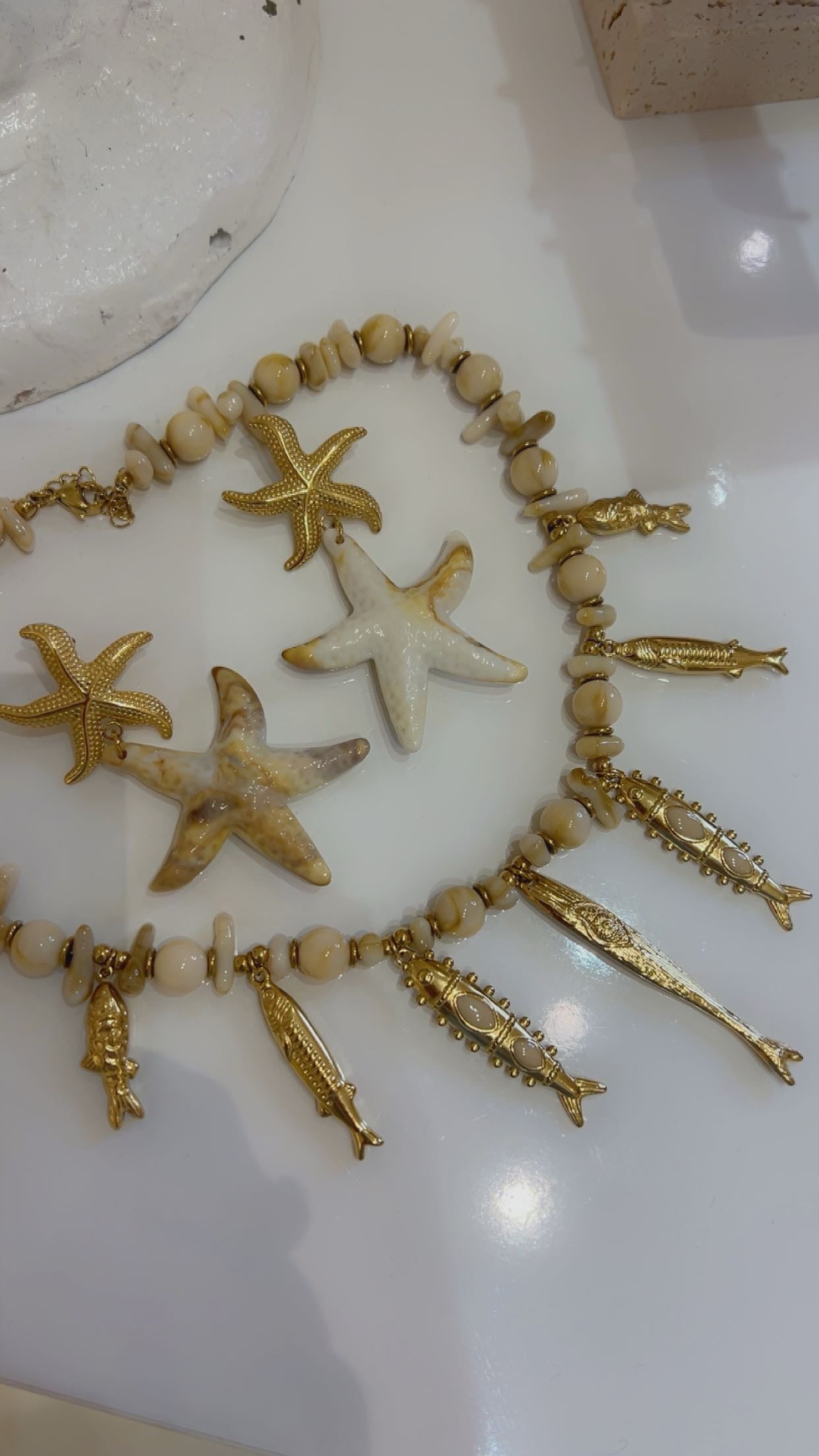 Fishy necklace beige