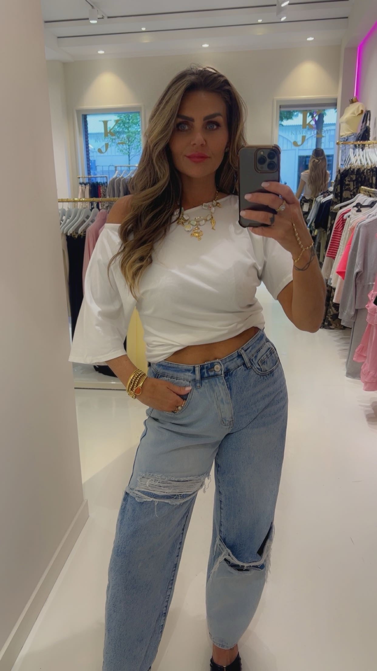 White tee off sholder