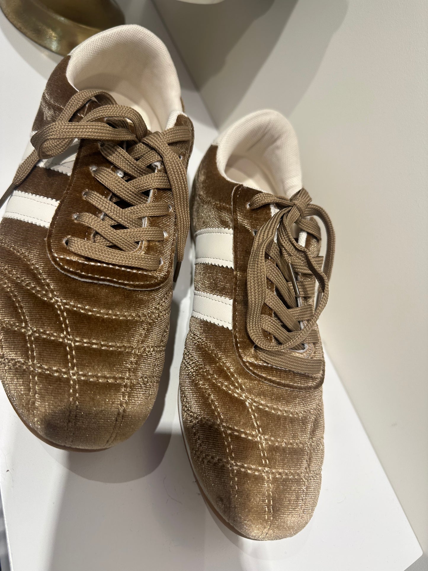 Stripe sneakers beige