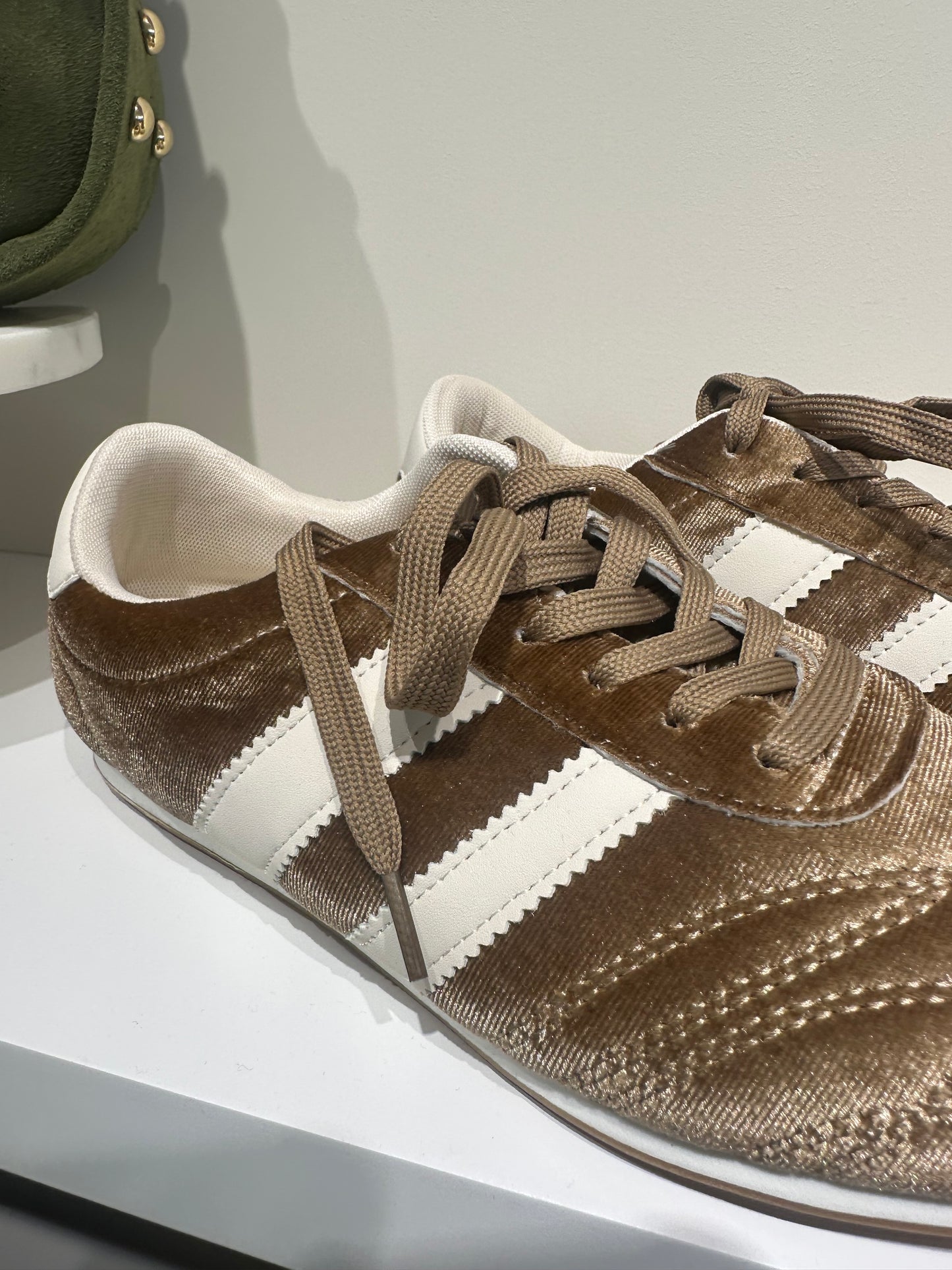 Stripe sneakers beige