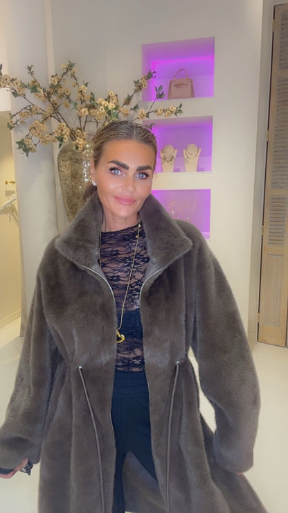 kim,s favorite faux fur jas