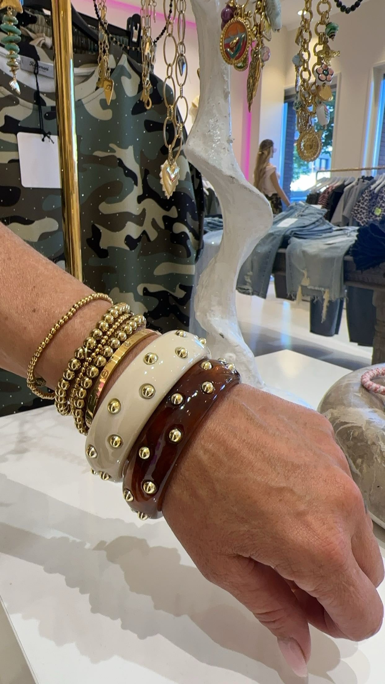 golden stud armband beige