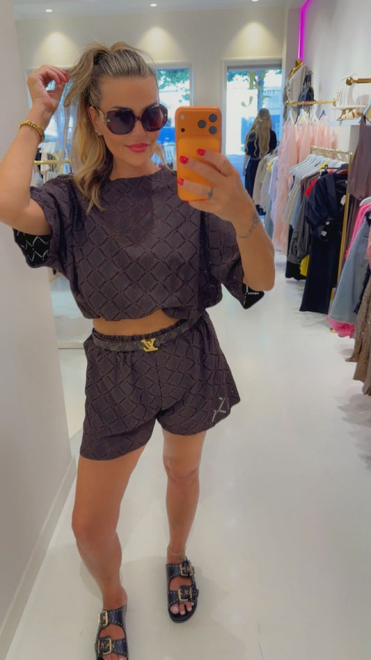 Gigi setje bruin