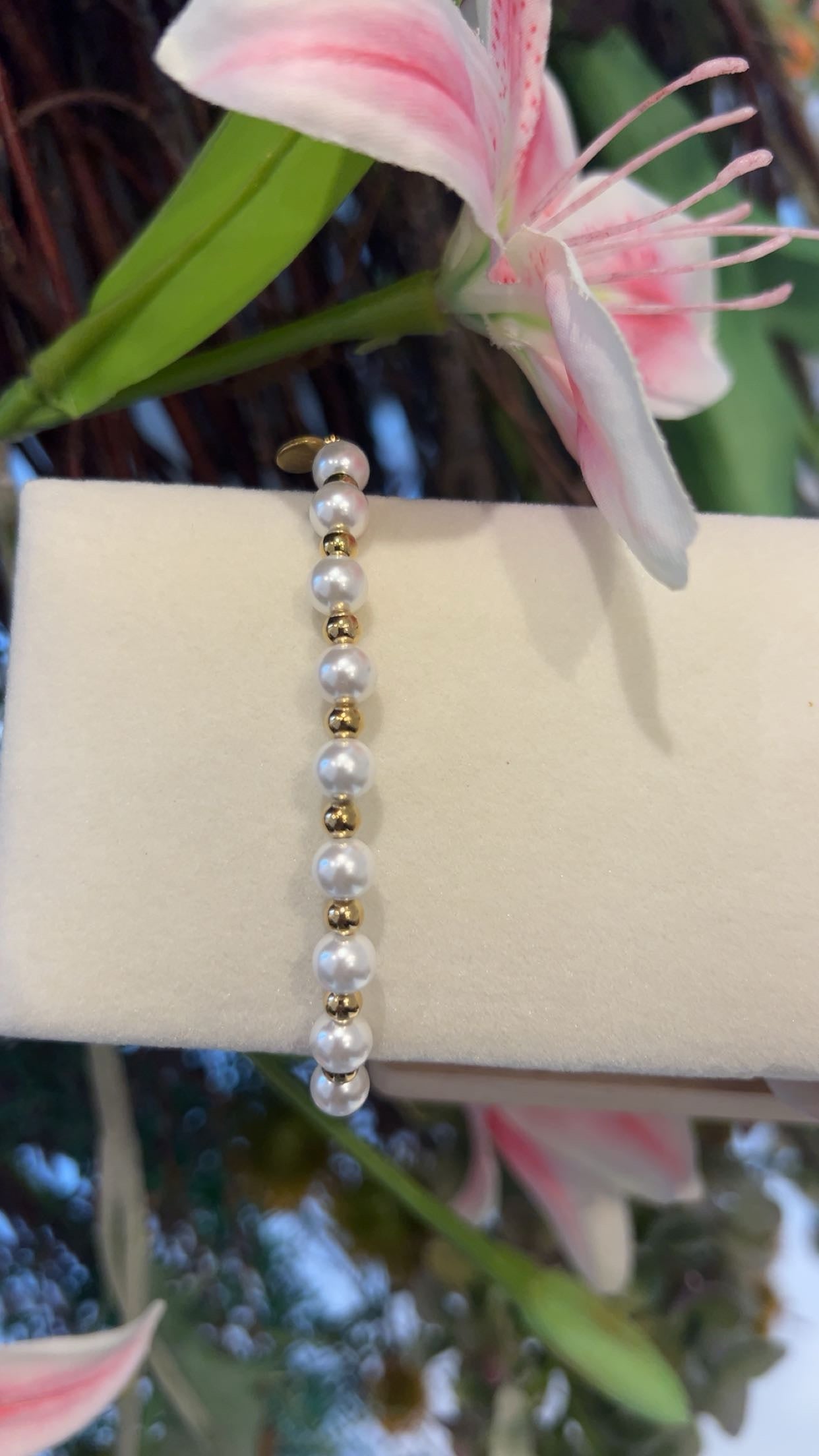 strech armband parel / goud