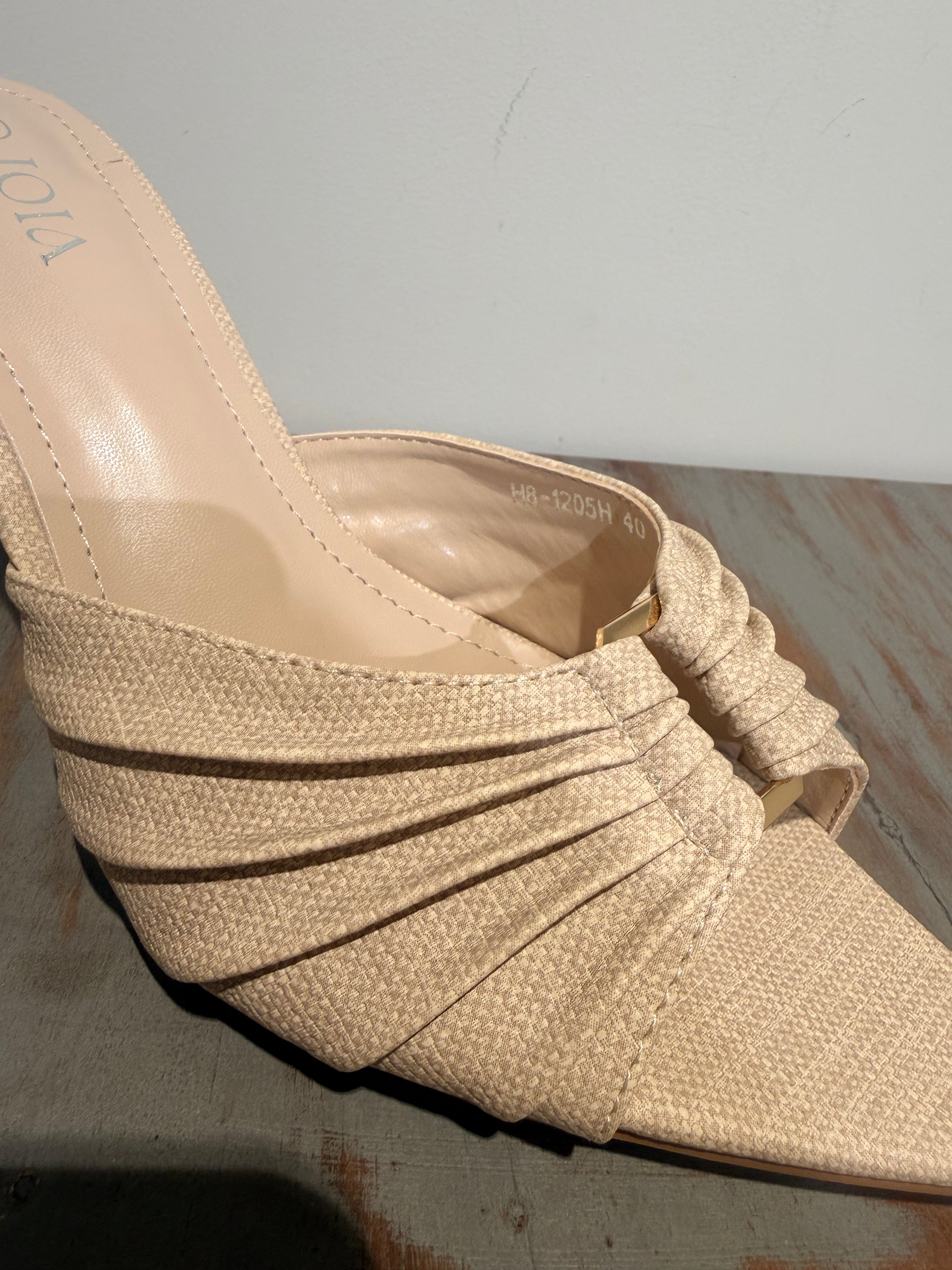 Yves heels beige detail